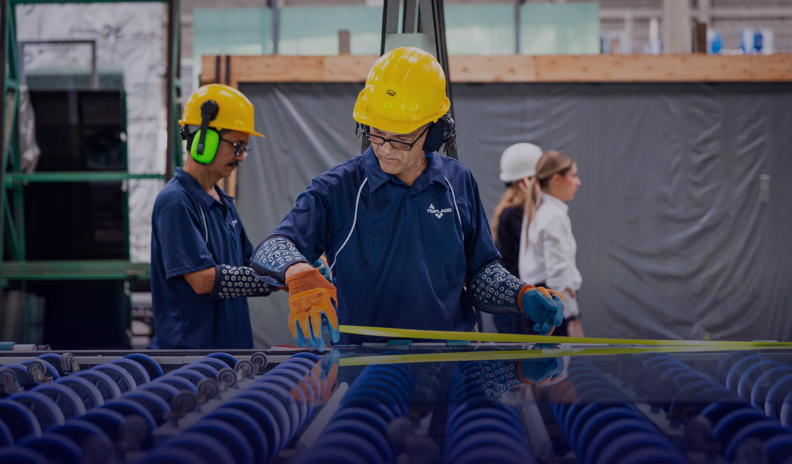 Operarios en planta de producción Templados