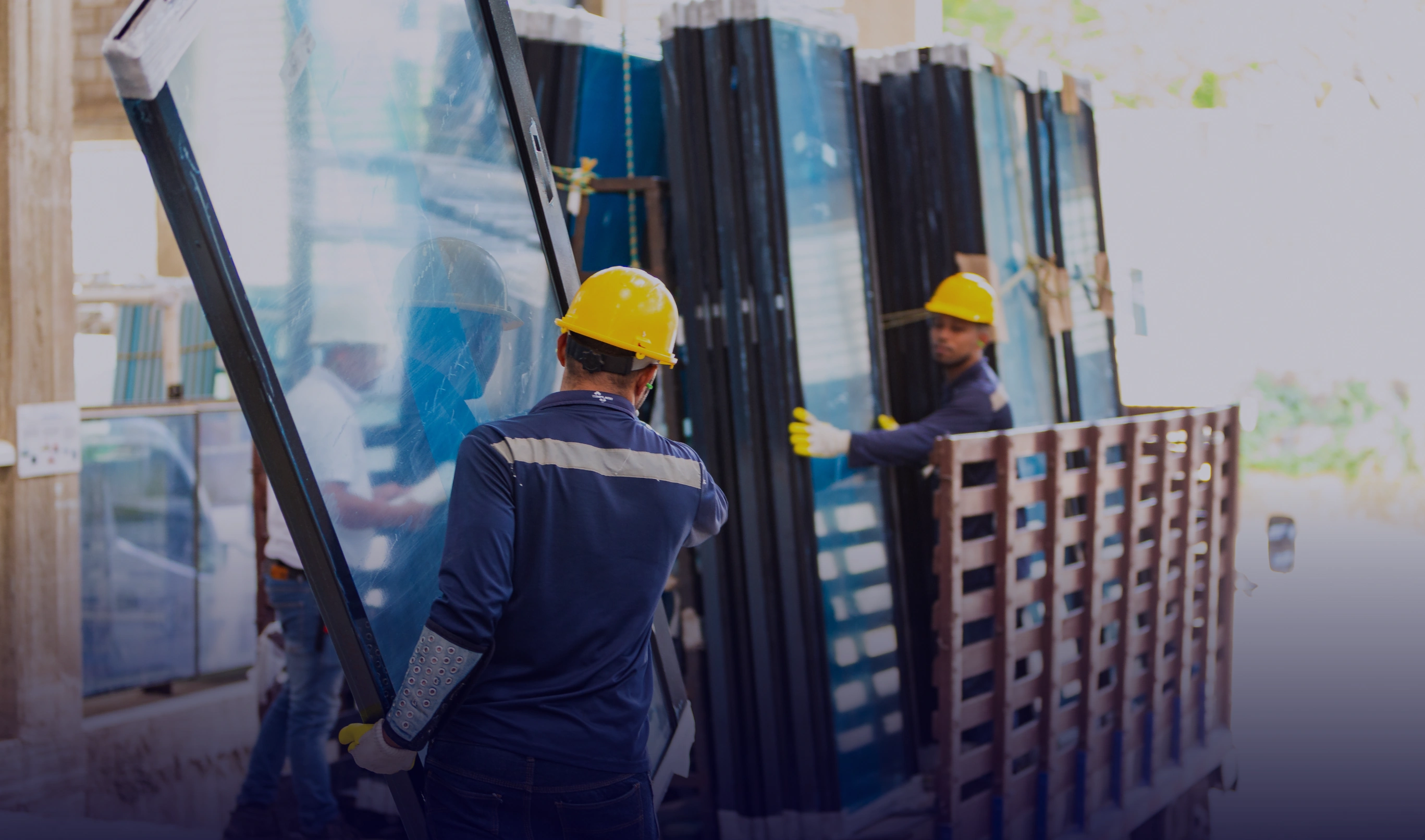 Operarios trabajando con vidrio templado