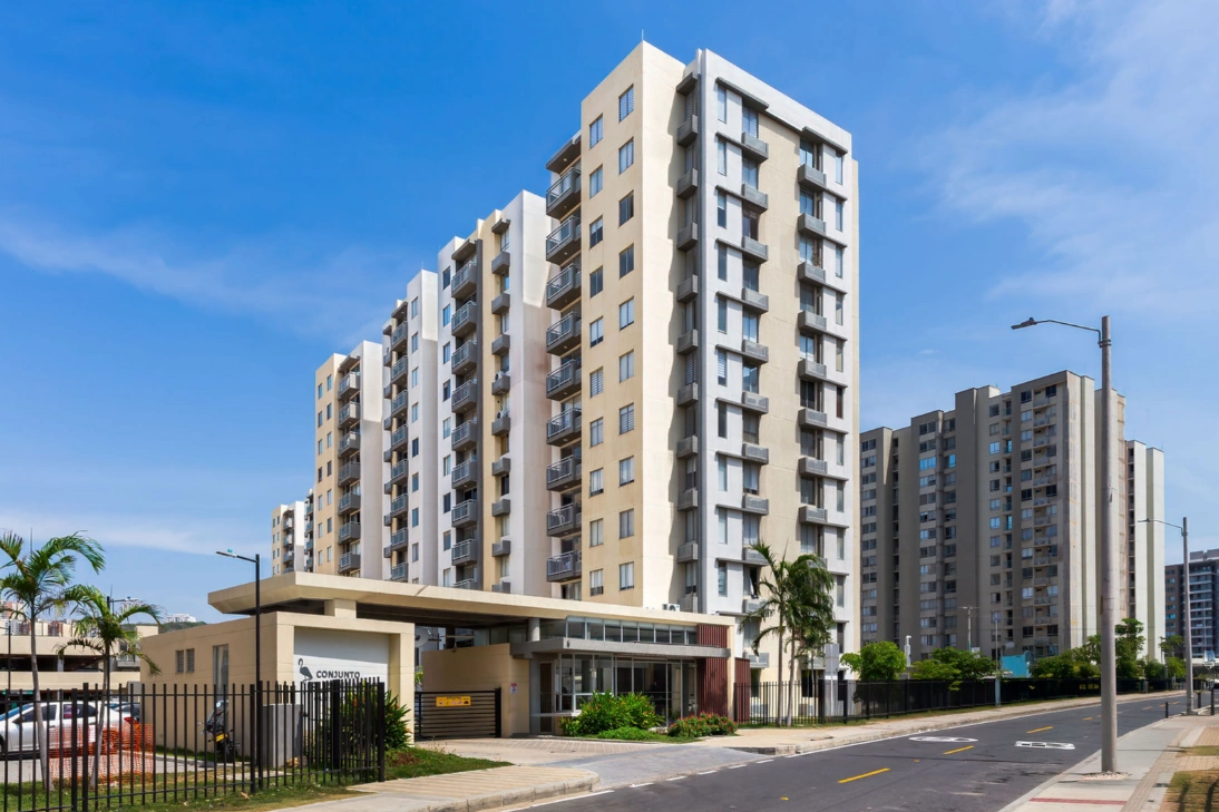 Edificio residencial con fachada de vidrio